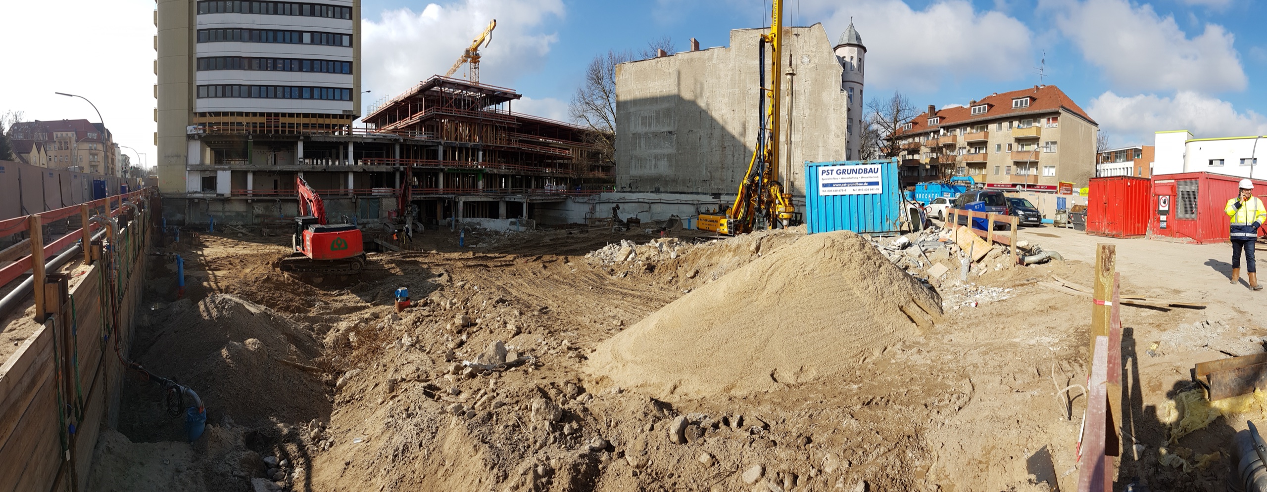 Bohrgerät und Bagger auf Berliner Baustelle — Geotechnische Beratung