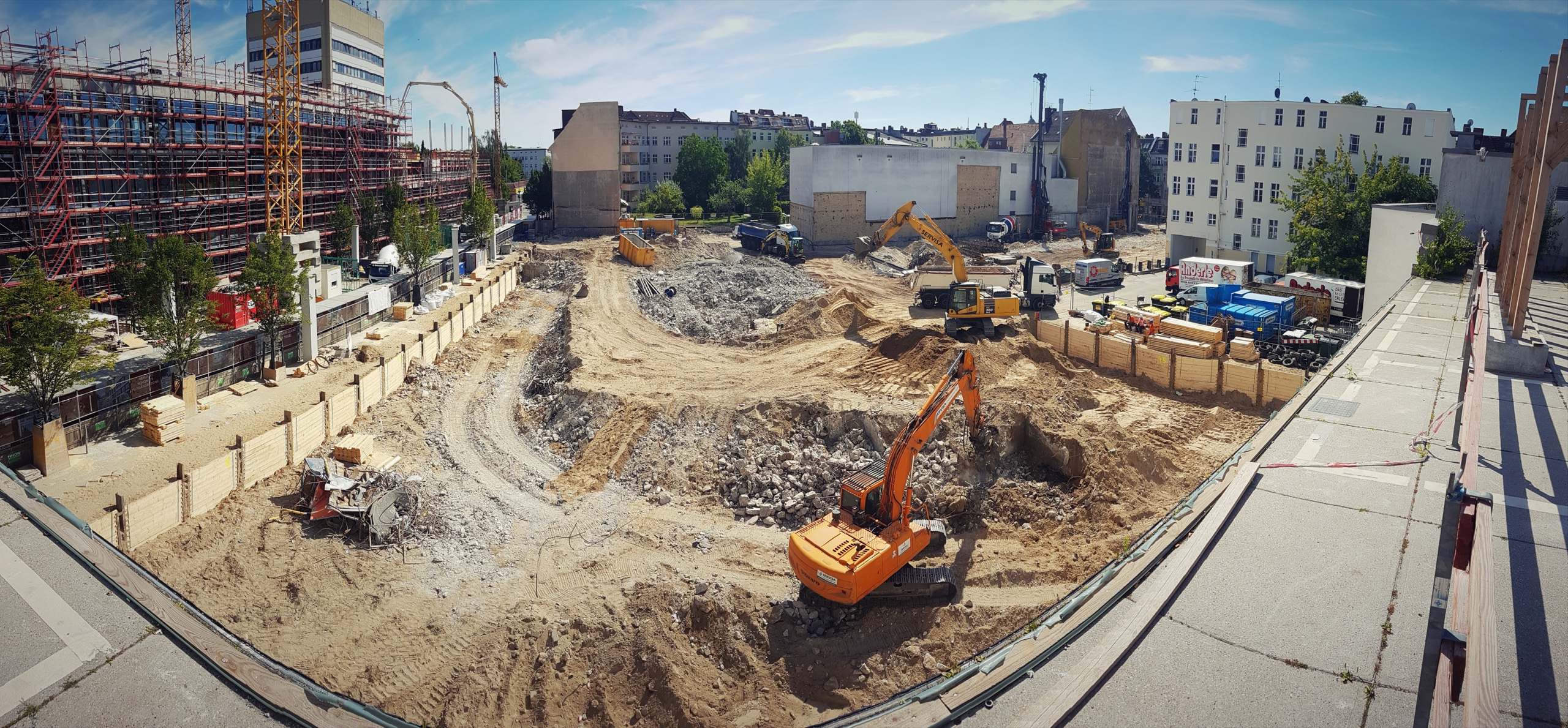 Baugrubenaushub Berlin — Großbaustelle mit Baggern