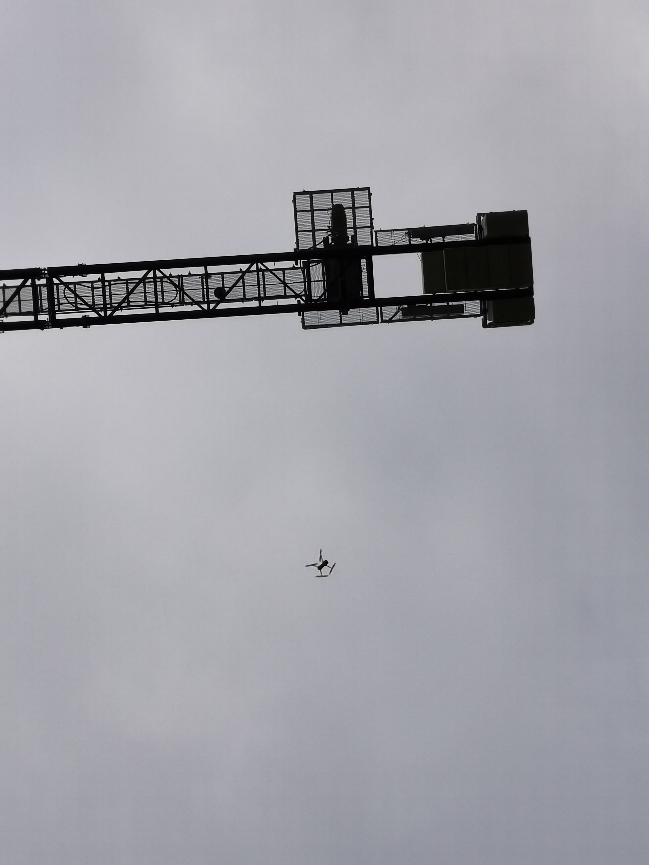 Drohne bei Multispektralflug nahe Baukran