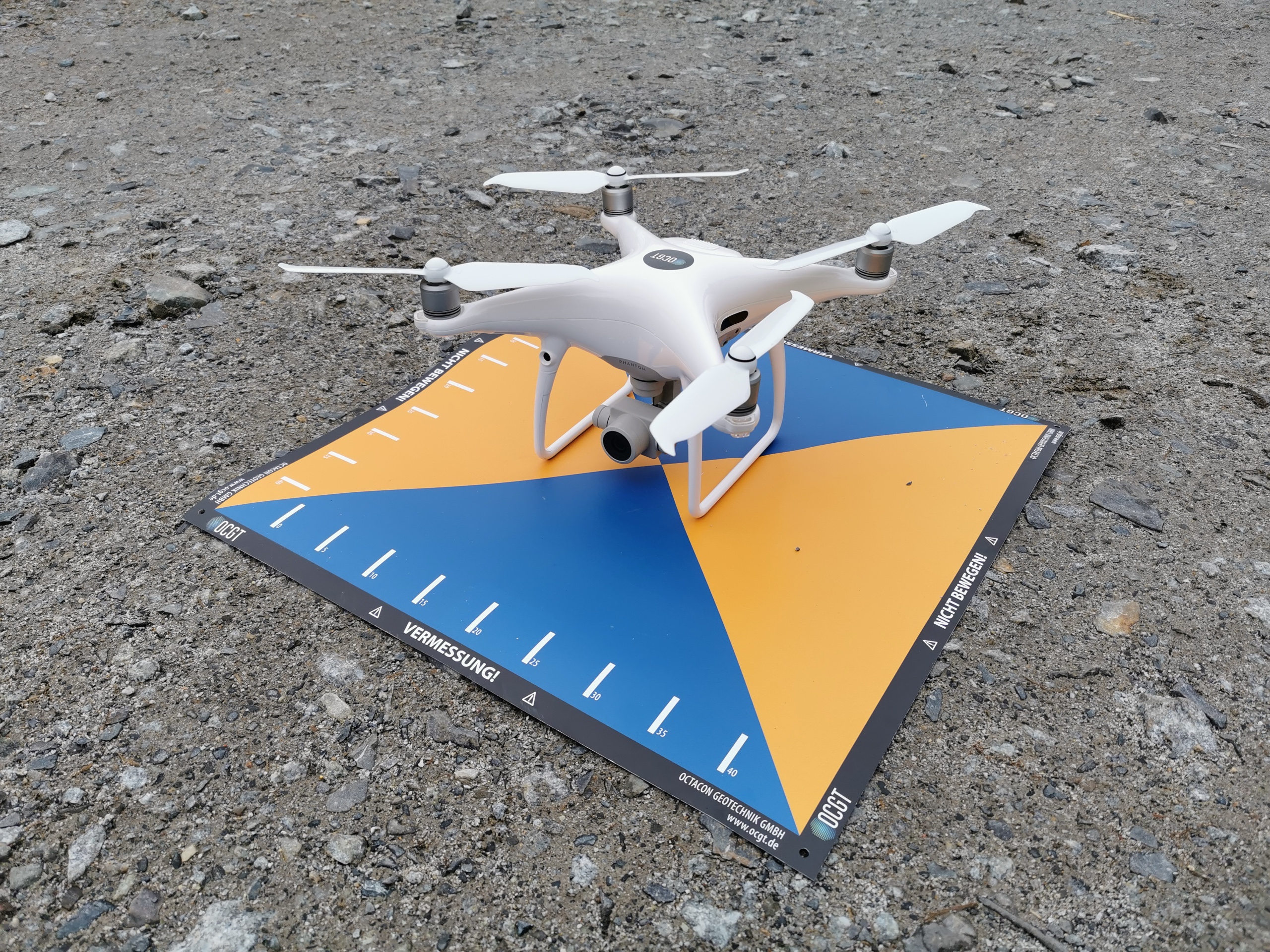Drohnenpilot bei Flugplanung — OCGT vor Ort