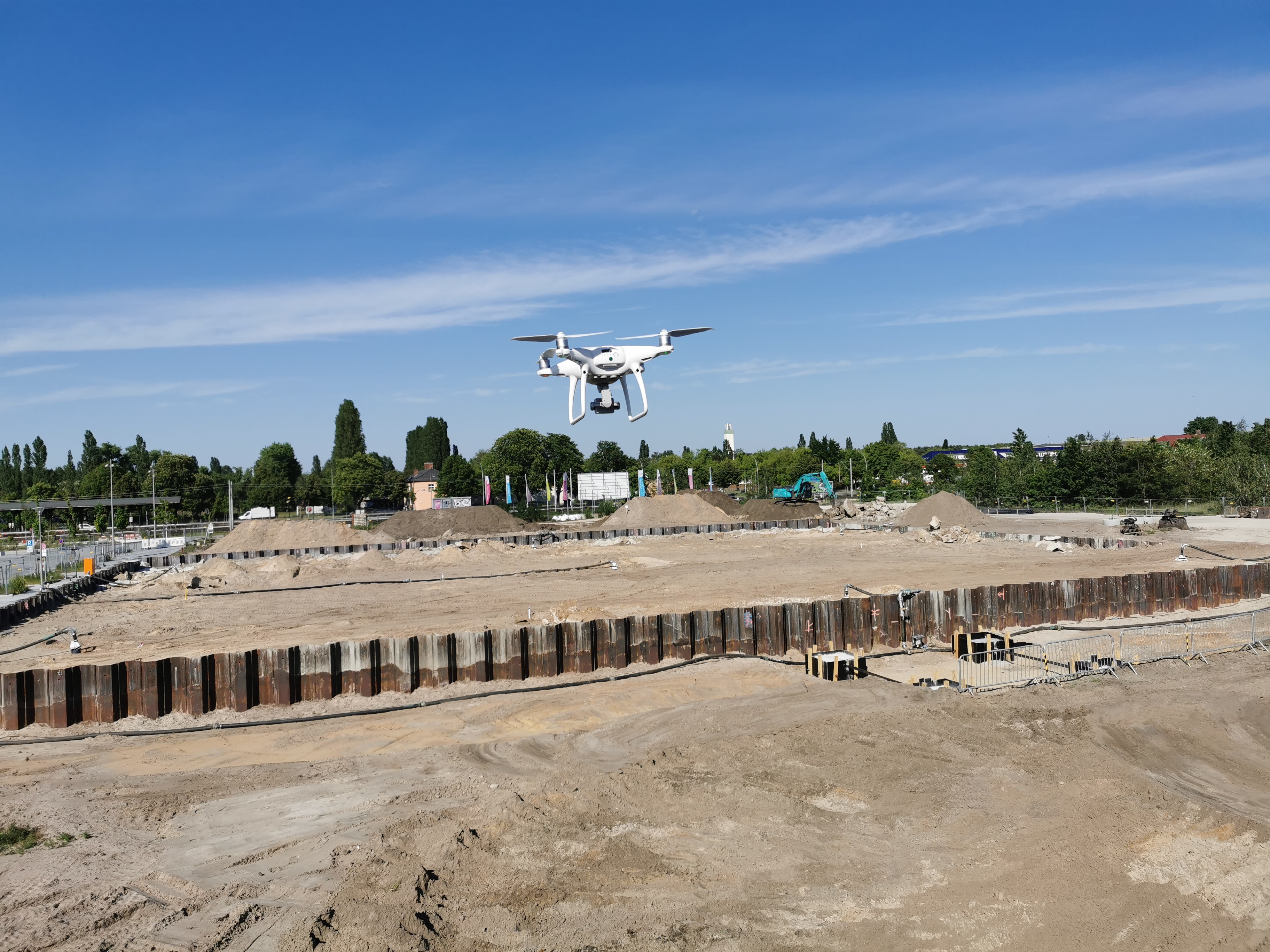 Drohne im Flug über Baustelle — Thermografie-Einsatz