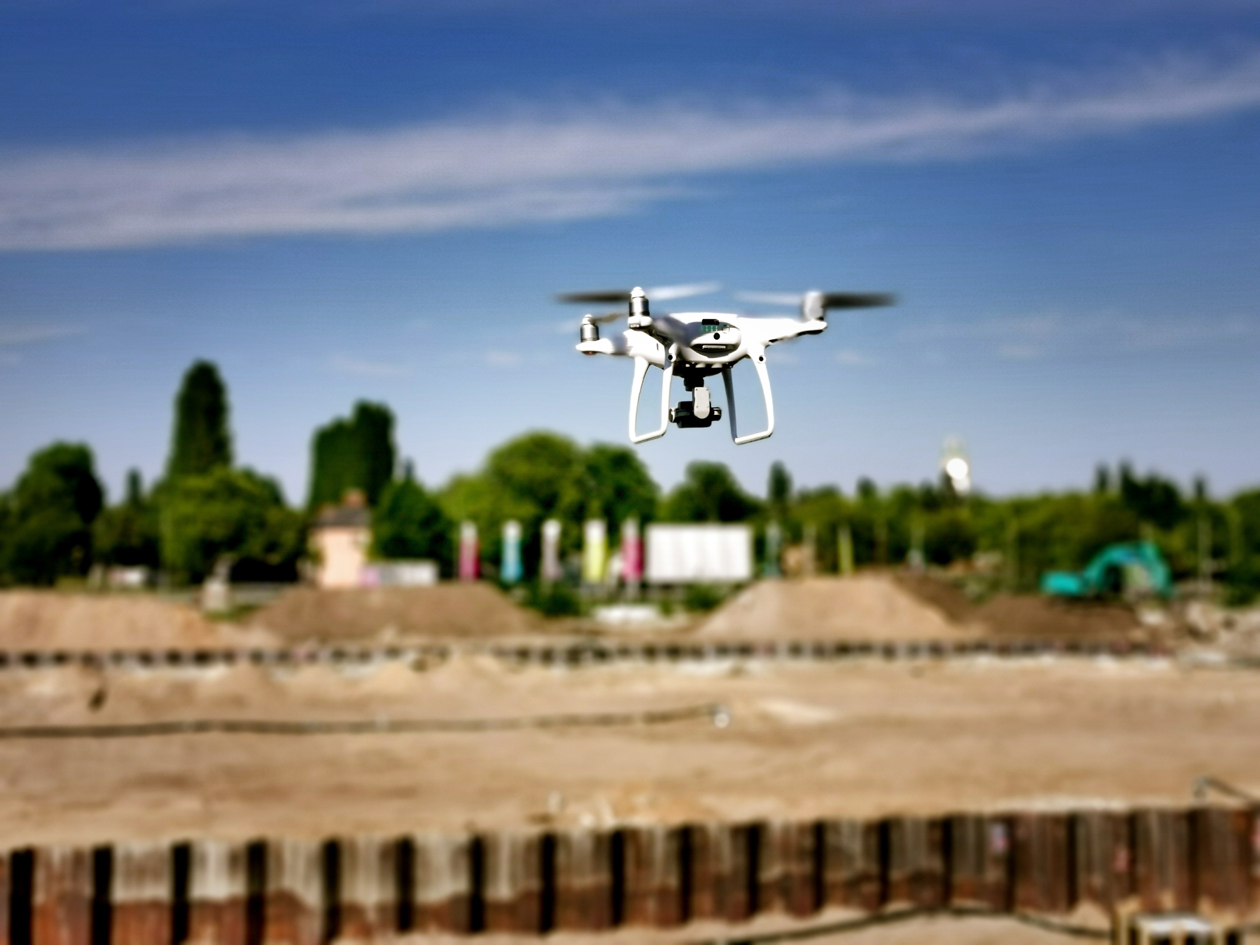 DJI-Drohne im Flug über einer Baustelle — GPS-gestützte Vor-Ort-Erfassung